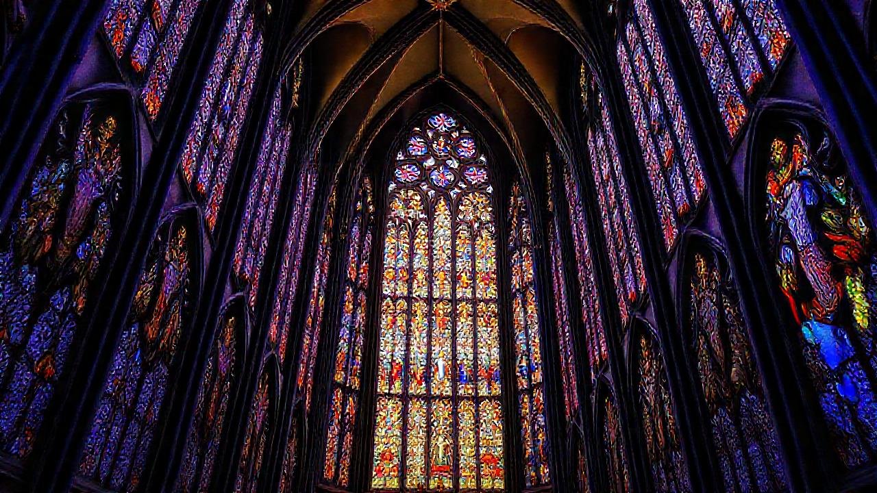 La catedral de Lugo irradia luz colorida