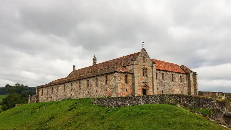 Monasterio gallego: piedra, color y historia