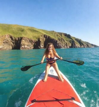 Un paddleboardista disfruta de un día soleado