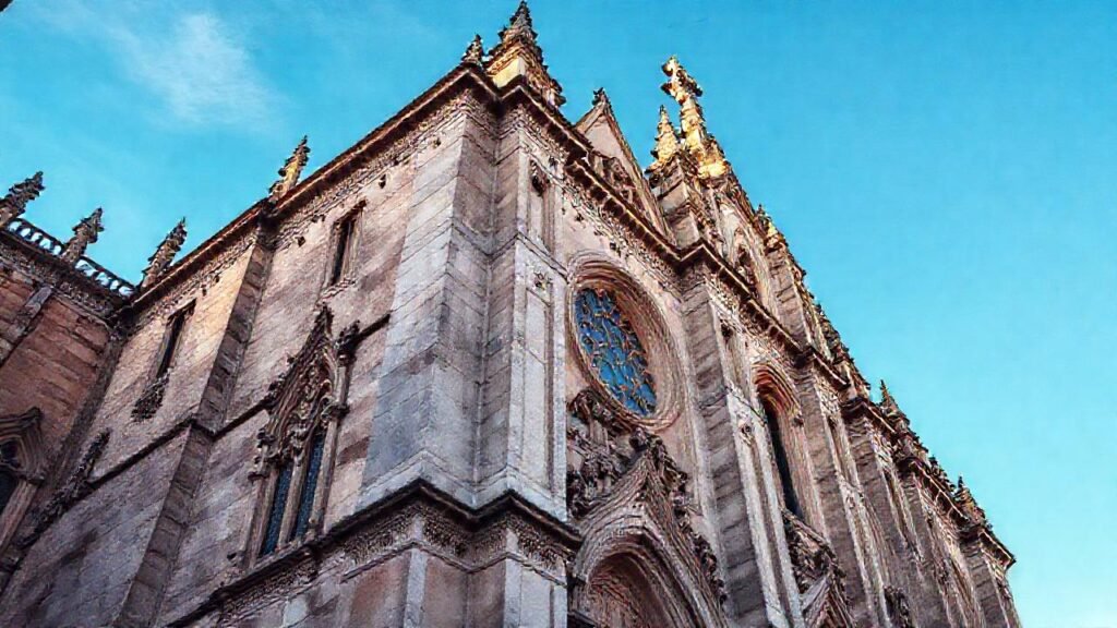 Una catedral antigua de piedra imponente