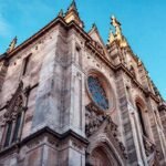 Una catedral antigua de piedra imponente