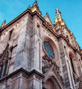 Una catedral antigua de piedra imponente