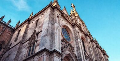 Una catedral antigua de piedra imponente