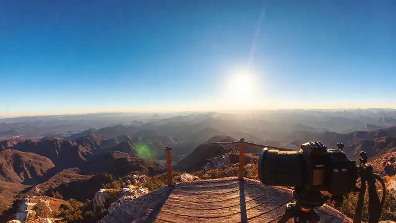 Impresionante paisaje montañoso al atardecer
