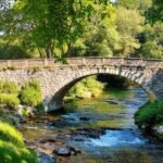 Puente de piedra ofrece un paisaje sereno