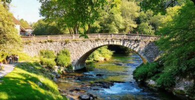 Puente de piedra ofrece un paisaje sereno