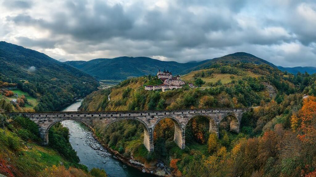 Un puente antiguo domina un paisaje impresionante