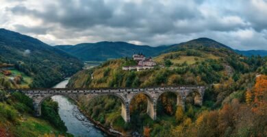 Un puente antiguo domina un paisaje impresionante