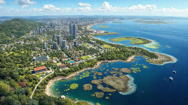 Ciudad costera vibrante y natural