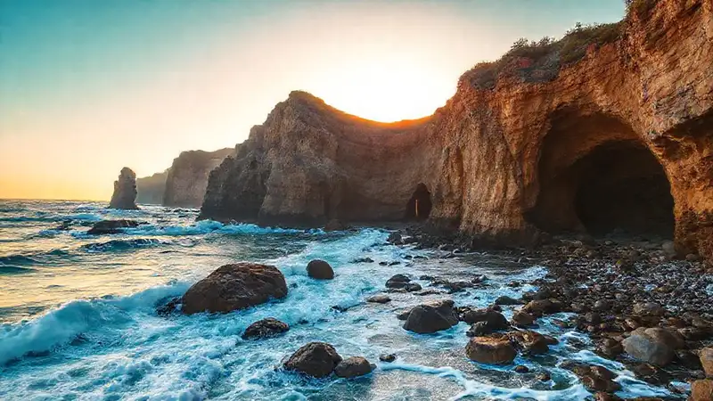 Costa dramática, luz dorada, belleza impactante