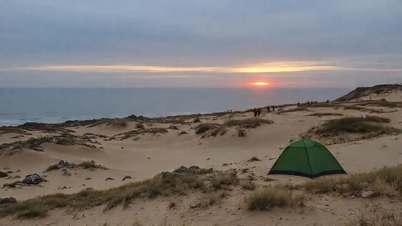 Dunas costeras ofrecen un atardecer sereno