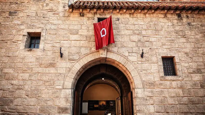 Un museo antiguo y soleado