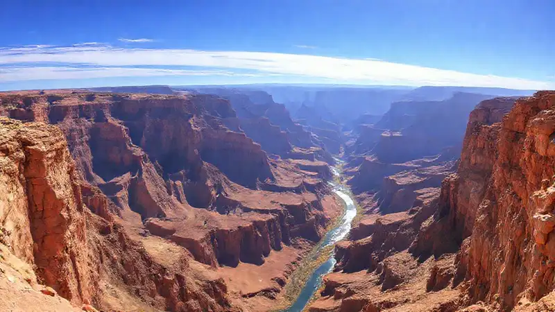 Cañón imponente: vista azul y vibrante