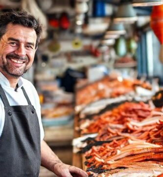Chef sonríe en el mercado de mariscos