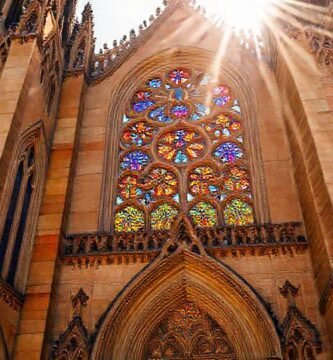 Una catedral gótica irradia luz cálida