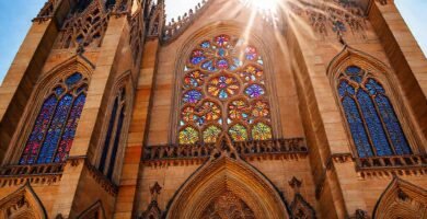 Una catedral gótica irradia luz cálida
