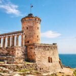 La Torre de Hércules resplandece en el Mediterráneo