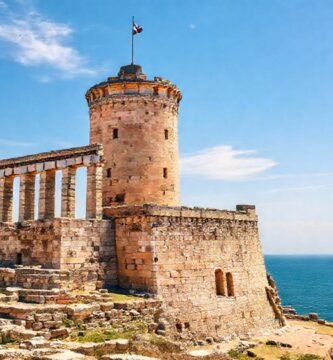La Torre de Hércules resplandece en el Mediterráneo