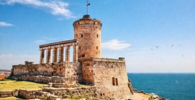 La Torre de Hércules resplandece en el Mediterráneo