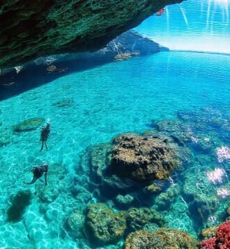 Cala turquesa ofrece belleza submarina serena