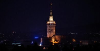 Torre de Hércules ilumina la noche