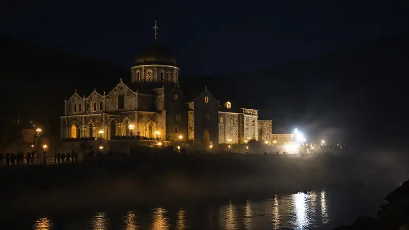 El monasterio de Poio era sereno y dorado