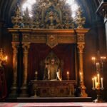 Santiago antiguo: altar dorado y brillante