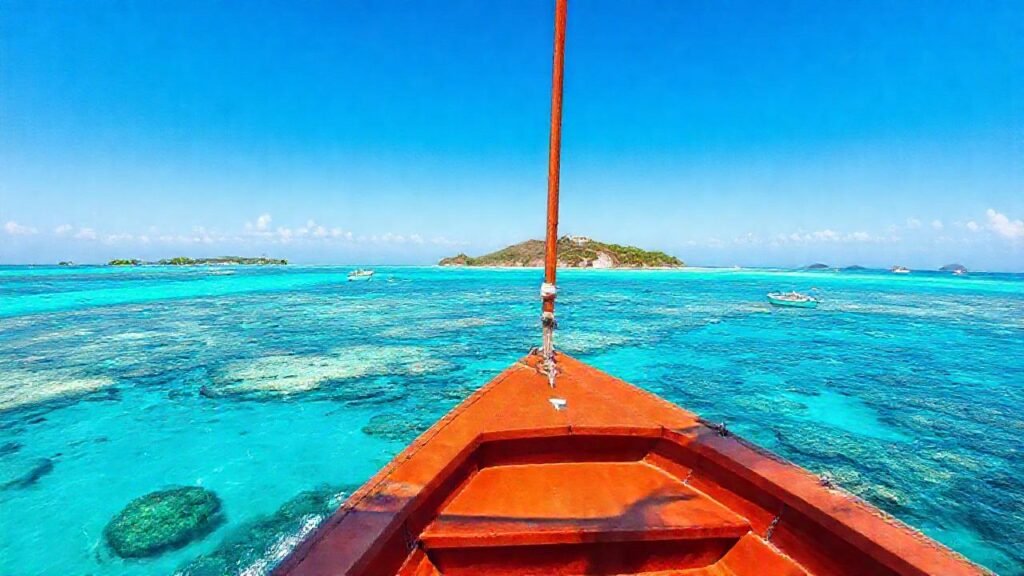 Un barco navega en un paraíso tropical
