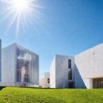 Arquitectura gallega moderna irradia luz y color