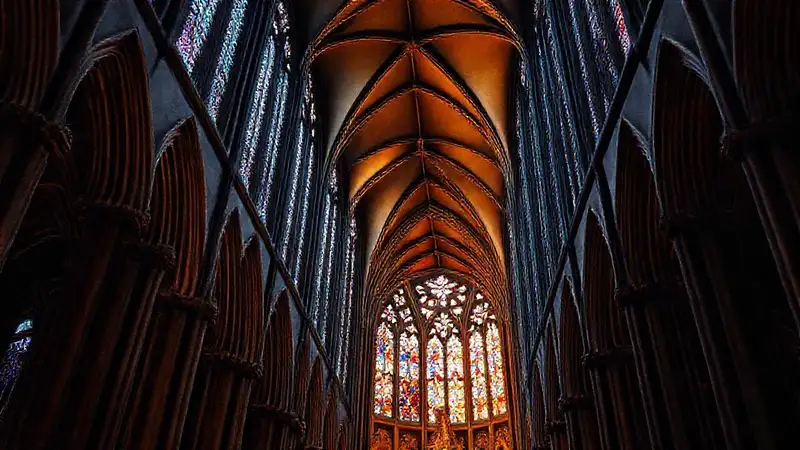 Catedral gótica irradia luz y solemnidad