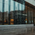 Arquitectura moderna se refleja en la lluvia