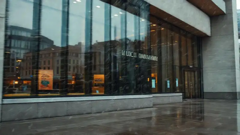 Arquitectura moderna se refleja en la lluvia