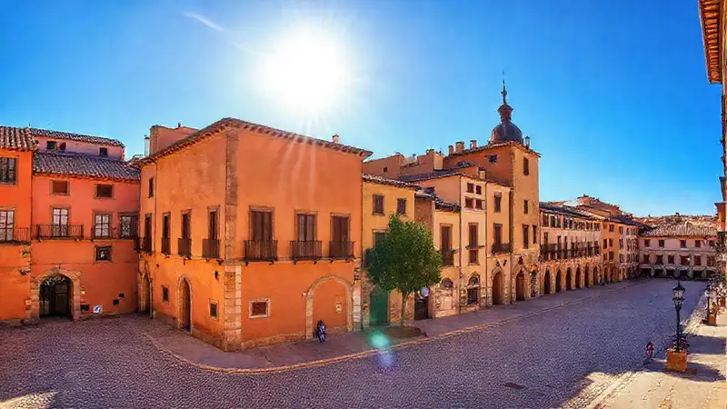 Ourense ofrece plazas históricas encantadoras y serenas