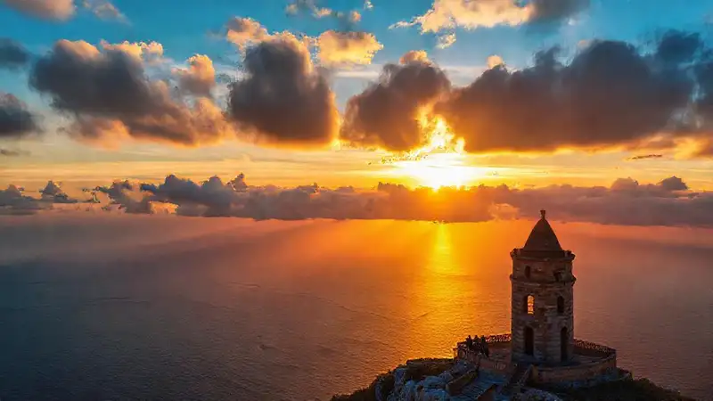 Atardecer glorioso sobre la torre del Gozo