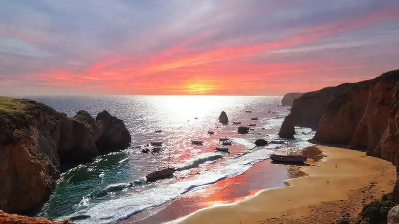 Costa portuguesa, atardecer sereno y marítimo