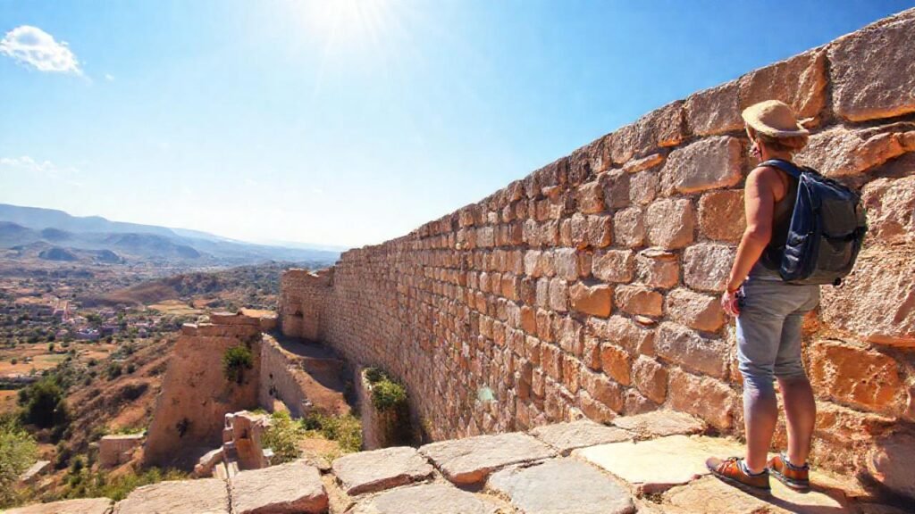 Un viajero admira la pared antigua