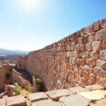 Un viajero admira la pared antigua