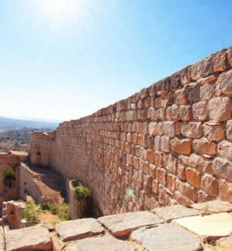 Un viajero admira la pared antigua