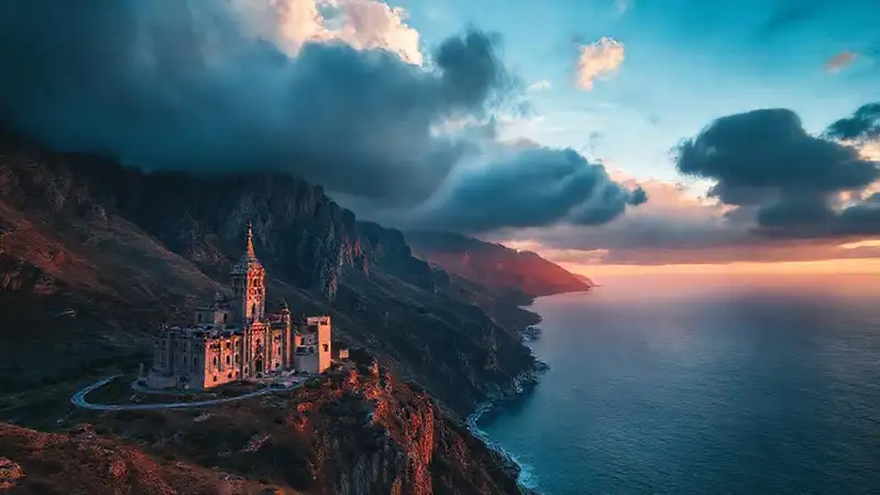 Costa dramática, montaña y cielo sereno
