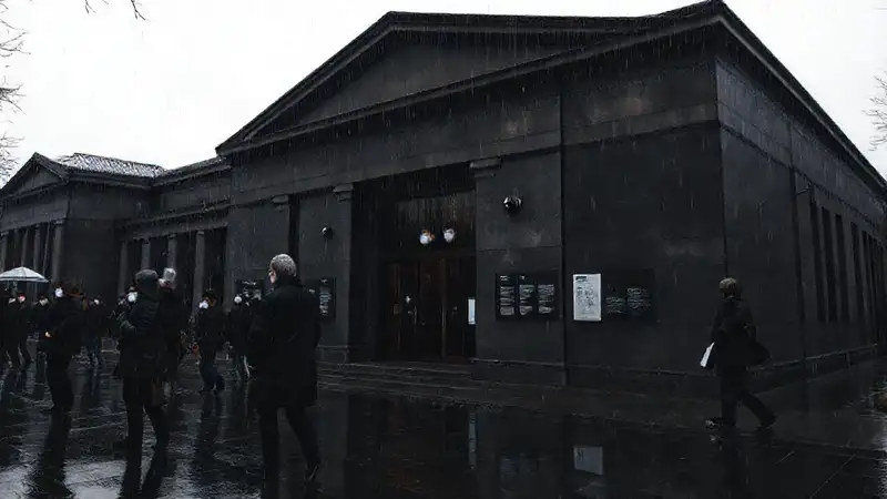 Lluvia y máscaras en un museo