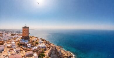La Torre de Hércules domina el Mediterráneo azul