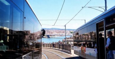 Coruña brilla con transporte y turistas