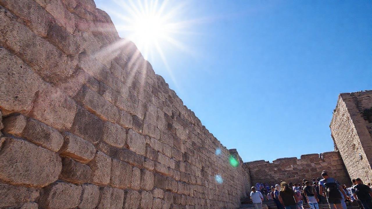 Muro antiguo restaurado bajo el sol