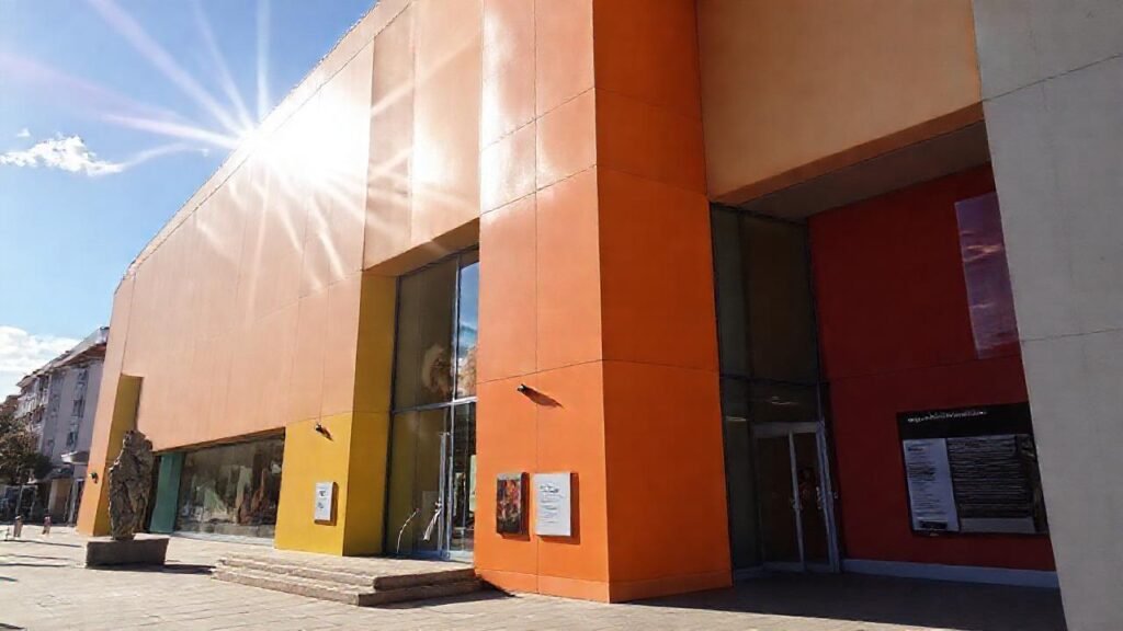 El museo moderno irradia color y luz
