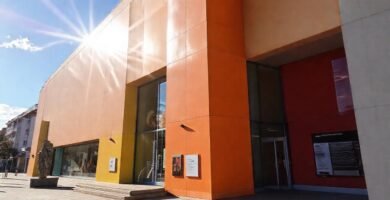 El museo moderno irradia color y luz