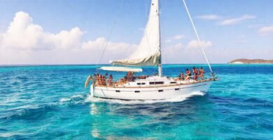 Un velero disfruta un día soleado