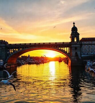 Puente histórico gallego brilla al atardecer