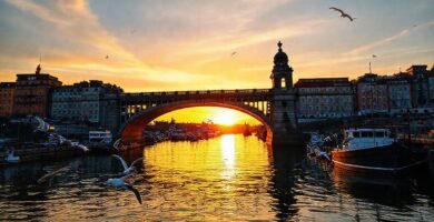 Puente histórico gallego brilla al atardecer