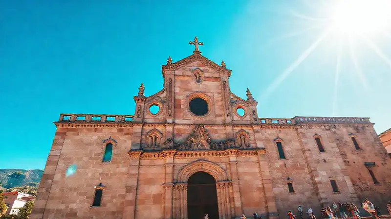 Una iglesia románica soleada y misteriosa