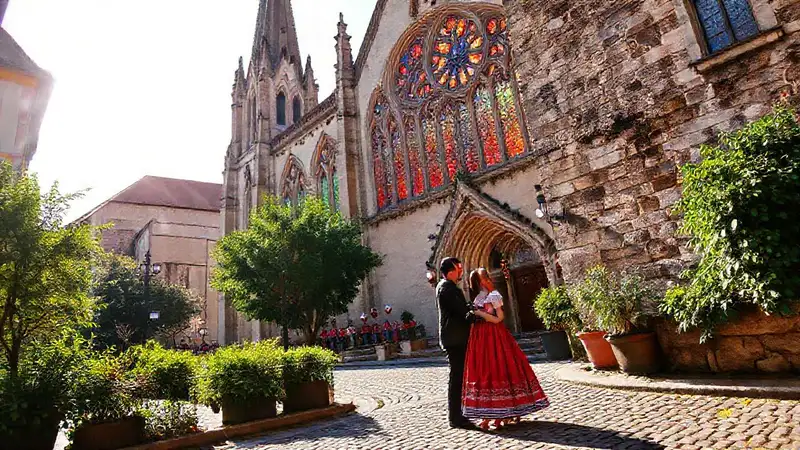 Una pareja galega disfruta un romance
